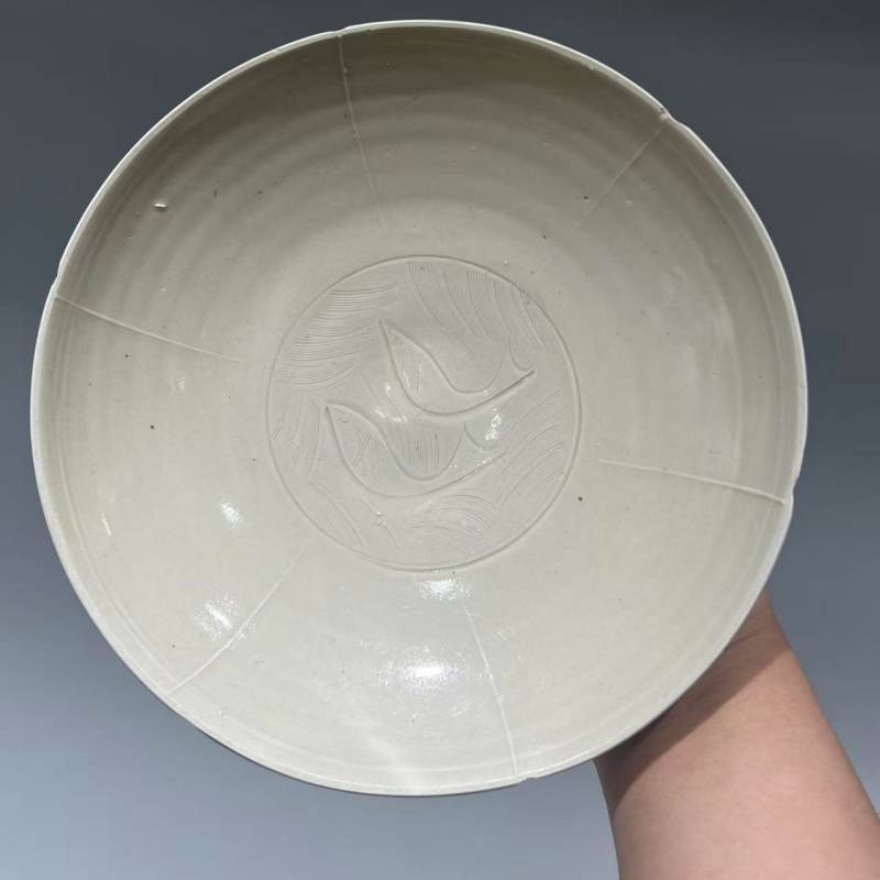 明代 白釉双鱼盘一对 - 图14