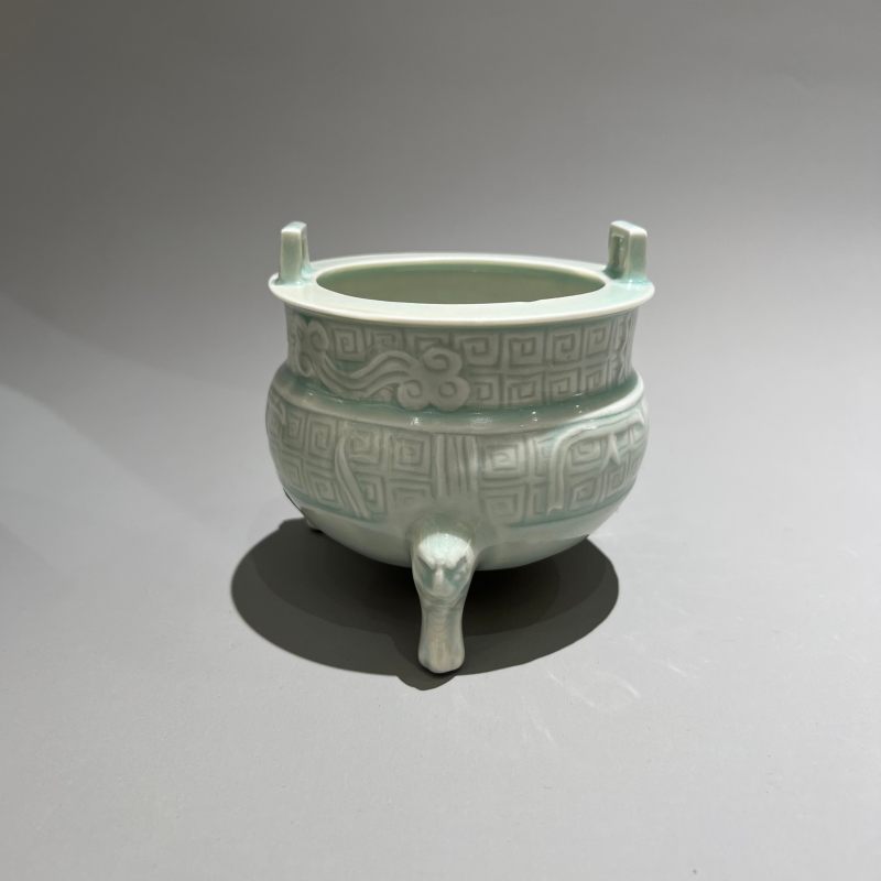 明代 青白釉仿古纹兽足鼎式炉 - 图2