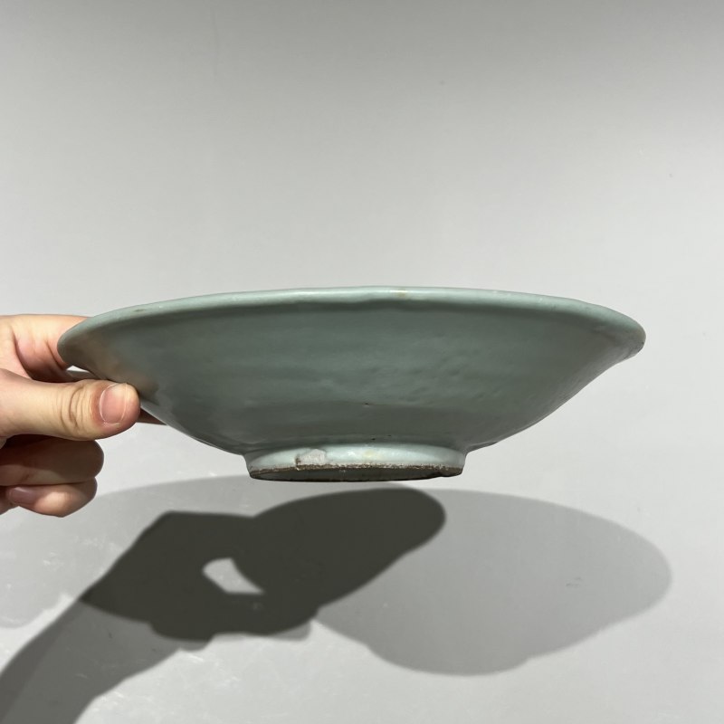 明代 龙泉窑粉青釉黑胎盘 - 图9