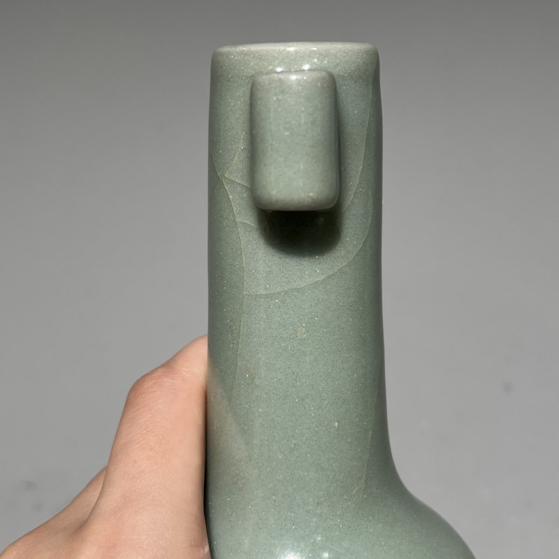 明代 龙泉窑粉青釉贯耳瓶一对 - 图12