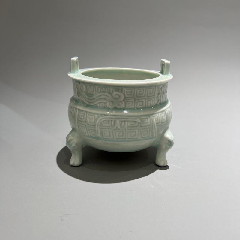明代 青白釉仿古纹兽足鼎式炉 - 图3
