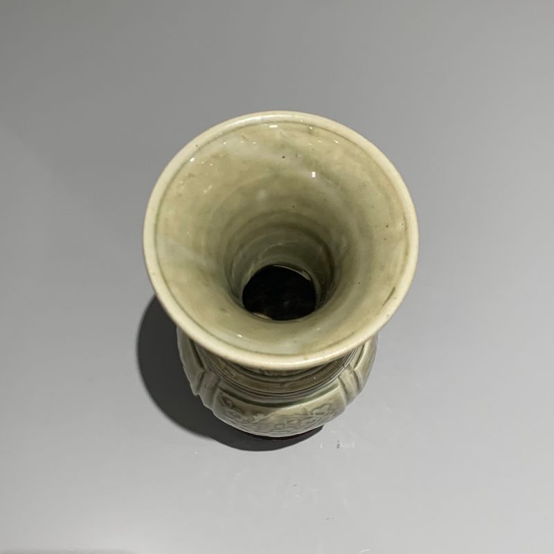 明代 龙泉窑青黄釉刻花盘口瓶 - 图3