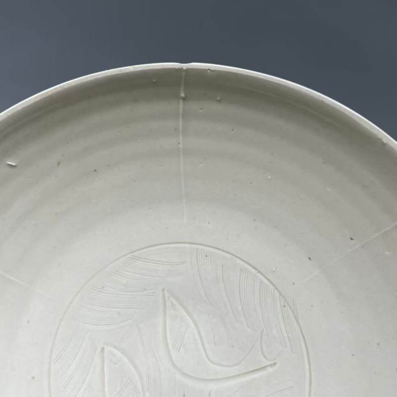 明代 白釉双鱼盘一对 - 图16
