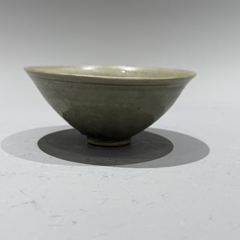 明代 青釉婴戏摩羯纹盏 - 图3