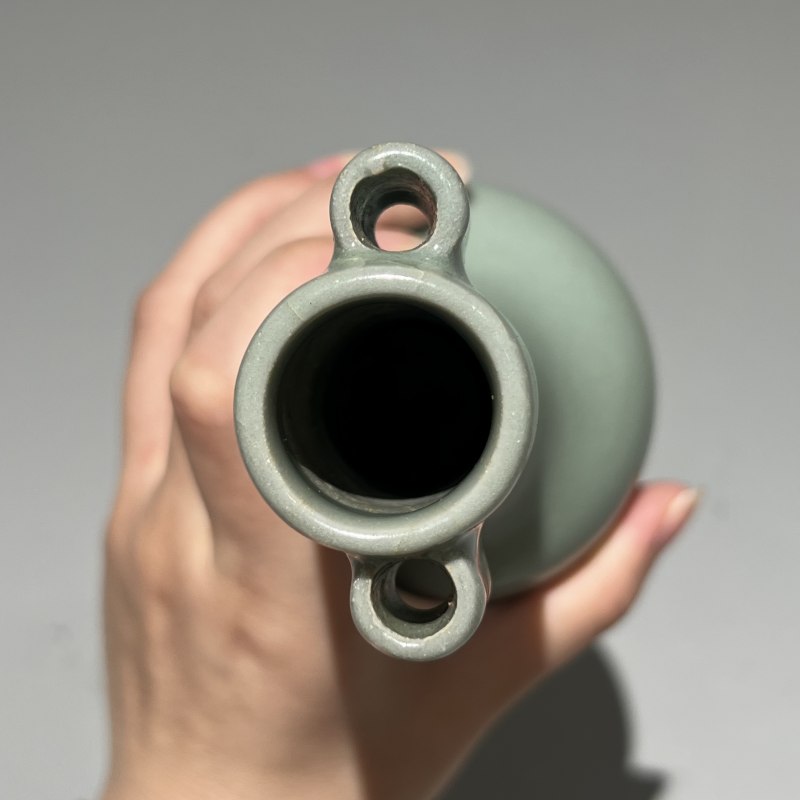 明代 龙泉窑粉青釉贯耳瓶一对 - 图13