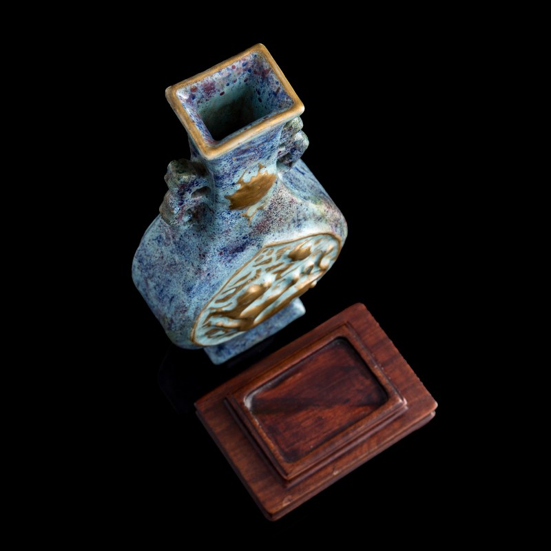 十九世紀早 古銅彩螭龍紋瓶（附木座） | A Chinese archaistic bronze-glazed 'chilong' vase, early 19th century - 图6