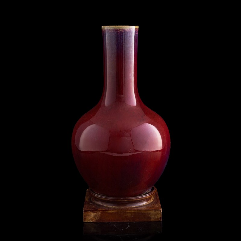十九世紀早 窑變釉天球瓶（附硬木座） | A Chinese flambe-glazed tianqiuping vase, early 19th century - 图1