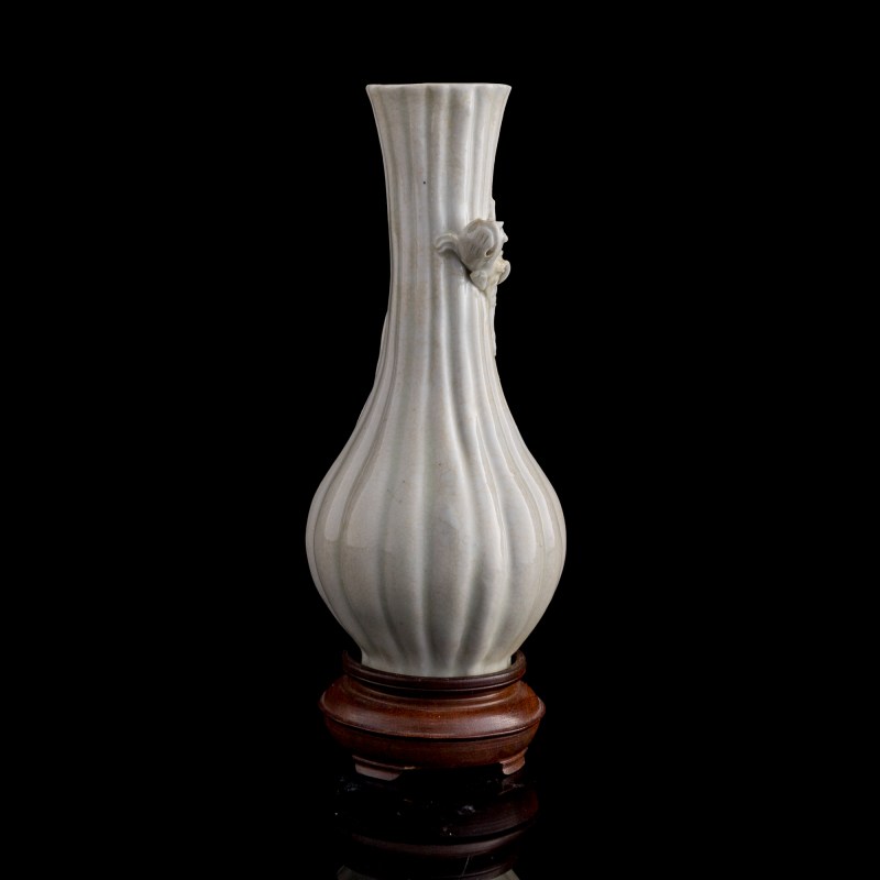 十八世紀 德化窑盤螭龍瓜楞瓶（附木座） | A Chinese Dehua lobed 'chilong' vase, 18th century - 图5