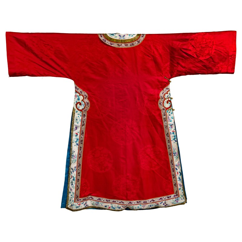 十九世紀 紅綢鑲刺綉花蝶紋女袍 | A Chinese red silk woman's robe embroidered with flowers and butterflies, 19th century - 图2