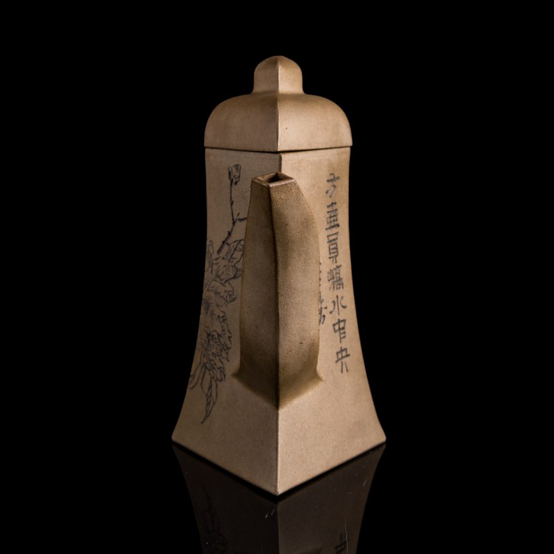 民國 鐵畫軒制蓮生款段泥詩文菱形壺 | A Chinese Duanni diamond-form inscribed teapot, carved by Liansheng, Republic period - 图2
