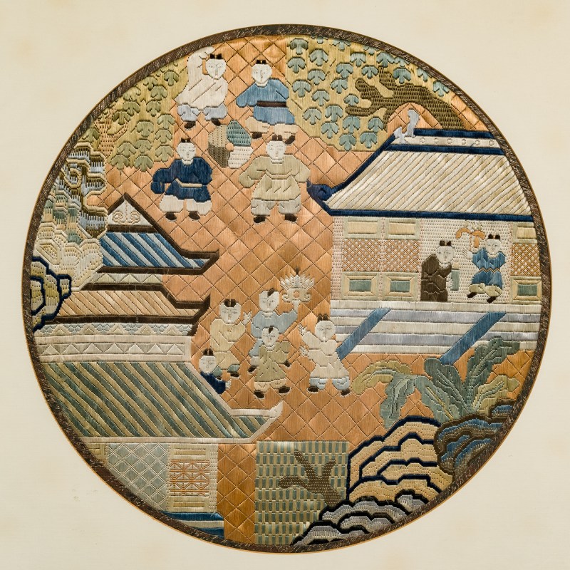 十九世紀 打籽綉百子圖圓形綉片 | A Chinese seed-stitched 'Hundred Boys' roundel, 19th century - 图2