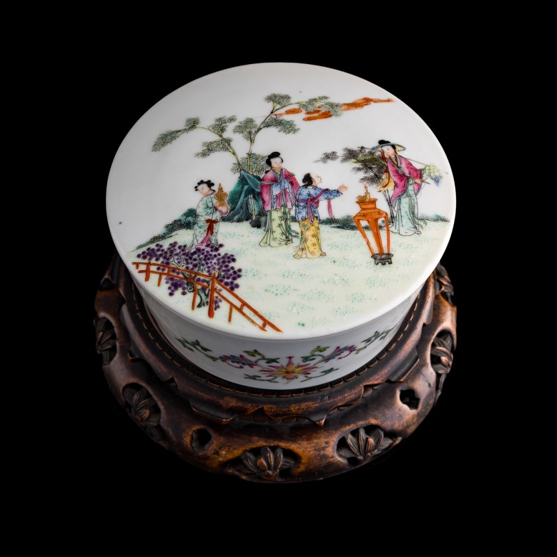 民國 麟趾呈祥粉彩嬰戲蓋盒（附木座） | A Chinese famille rose covered 'boys' box, Republic period - 图1