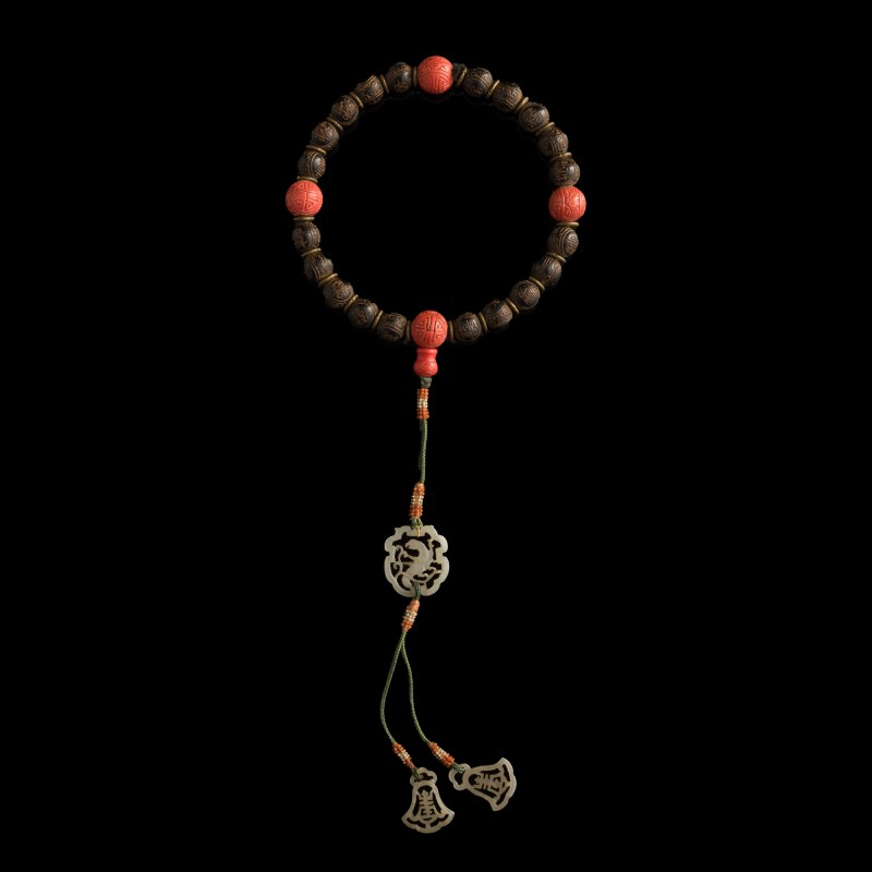 十八/十九世紀 核雕玉佩串 | A Chinese carved nut and jade pendant necklace, 18th/19th century