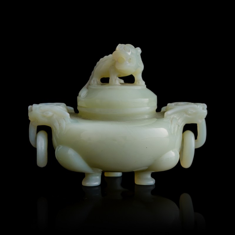 十九世紀 料器獅鈕蓋爐 | A Chinese glass covered censer with lion finial, 19th century