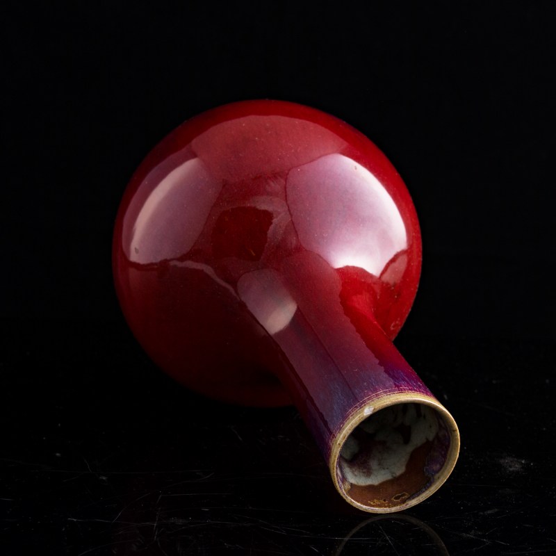 十九世紀早 窑變釉天球瓶（附硬木座） | A Chinese flambe-glazed tianqiuping vase, early 19th century - 图6