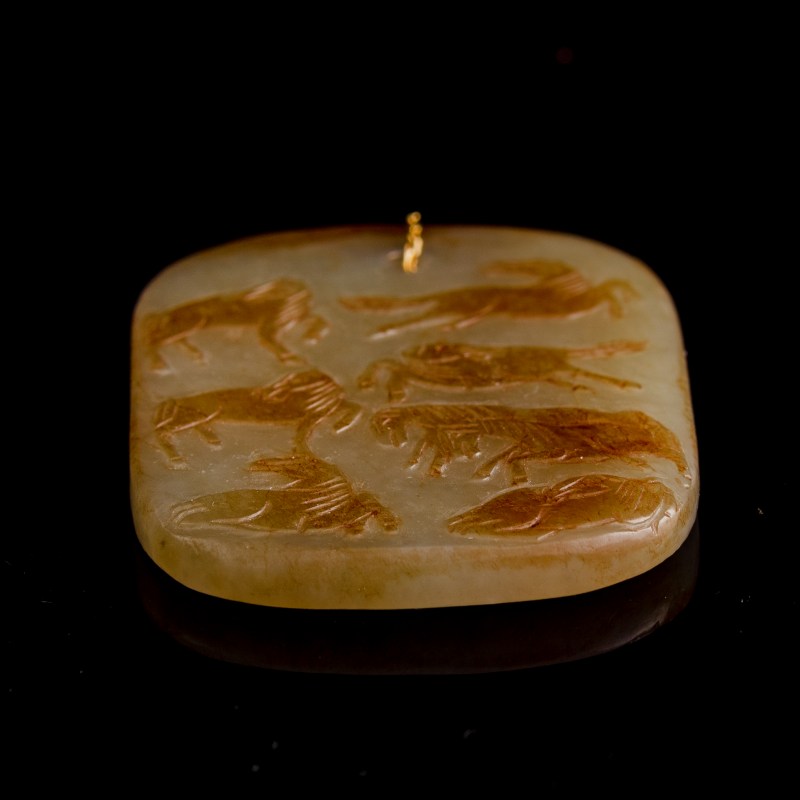 十八世紀 玉留皮巧雕八駿圖牌 | A Chinese russet-skin jade 'Eight Horses' plaque, 18th century - 图4