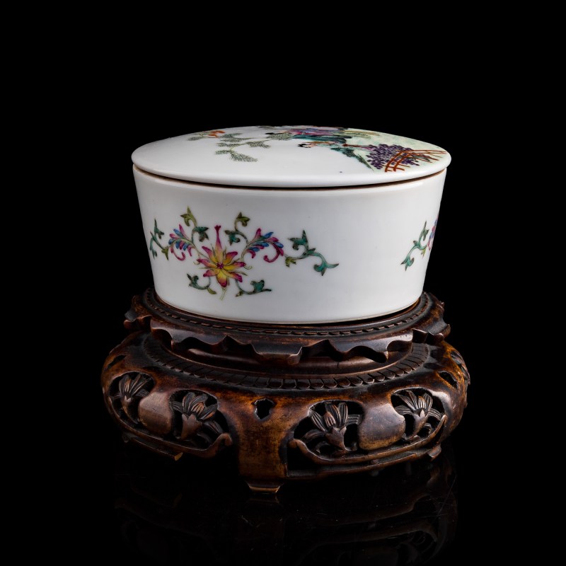 民國 麟趾呈祥粉彩嬰戲蓋盒（附木座） | A Chinese famille rose covered 'boys' box, Republic period - 图3
