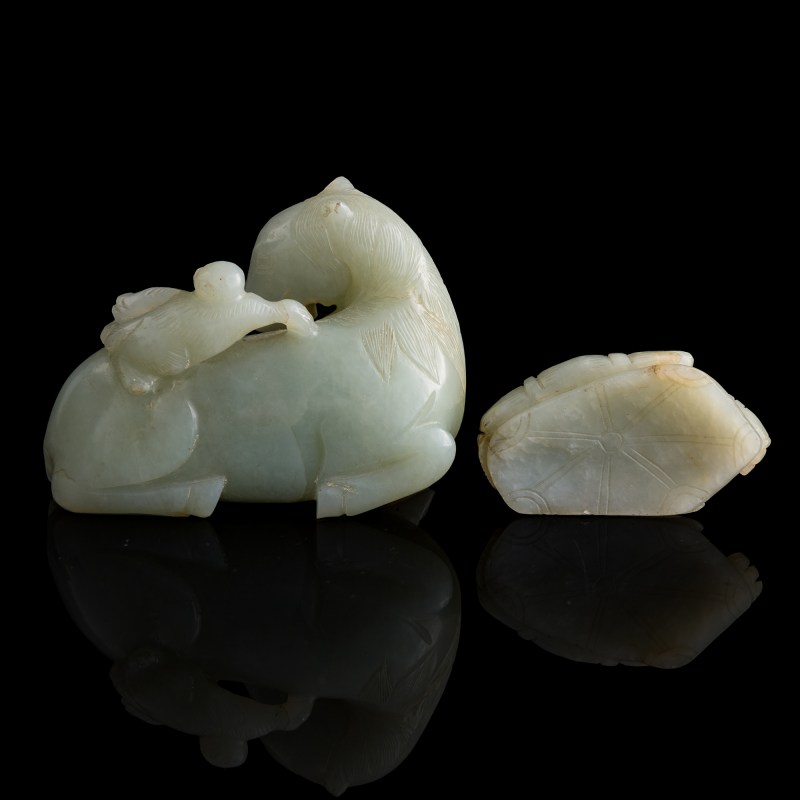 清代 玉雕馬上封候及玉蓮挂墜 | A Chinese jade 'monkey on horseback' carving and lotus pendant, Qing dynasty - 图2