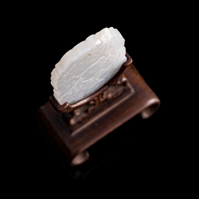 十八世紀 白玉夔龍牌（附硬木座） | A Chinese white jade 'kui dragon' plaque, 18th century - 图5