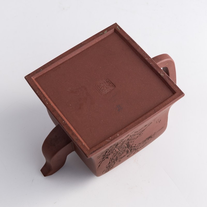 民國 雲石刻、安吉款紫砂鐘形方壺 | A Chinese Yixing zisha bell-form teapot, carved by Yunshi, Republic period - 图9