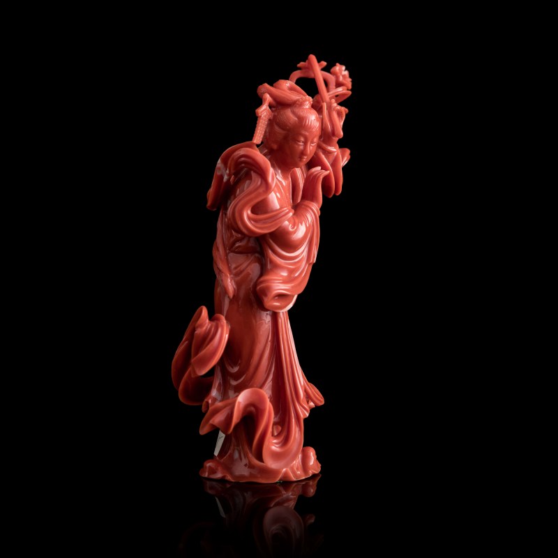 二十世紀早 珊瑚雕仕女像 | A Chinese carved coral figure of a court lady, early 20th century - 图4