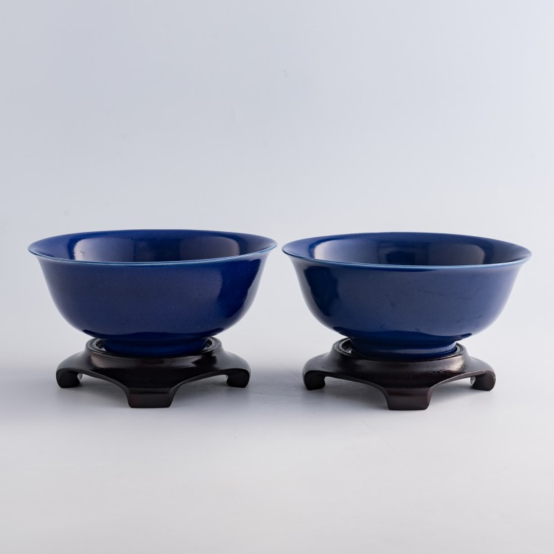 清光緒 祭藍釉碗一對（附硬木座及錦盒） | A pair of Chinese sacrificial-blue-glazed bowls, Guangxu period, Qing dynasty - 图6
