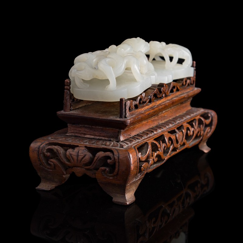 十八世紀 白玉螭龍紋帶扣（附硬木座） | A Chinese white jade 'chilong' belt buckle, 18th century - 图3