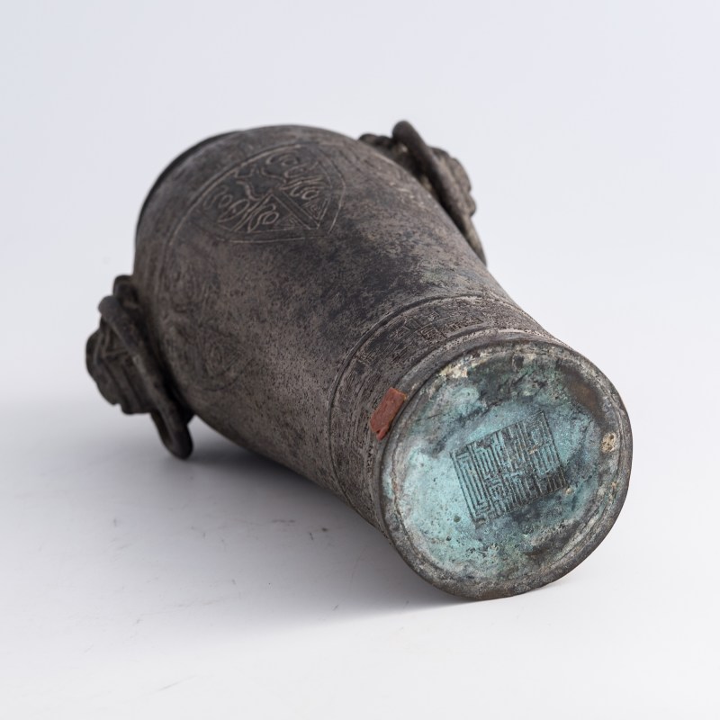 明代 銅鋪首尊 | A Chinese bronze zun vase with beast-mask handles, Ming dynasty - 图9
