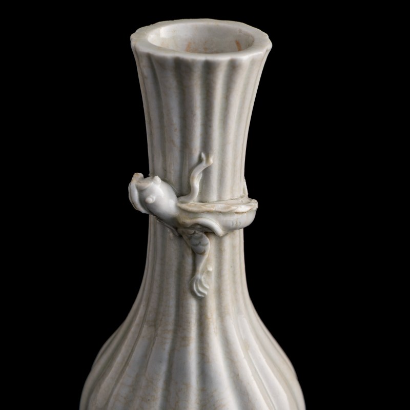 十八世紀 德化窑盤螭龍瓜楞瓶（附木座） | A Chinese Dehua lobed 'chilong' vase, 18th century - 图10