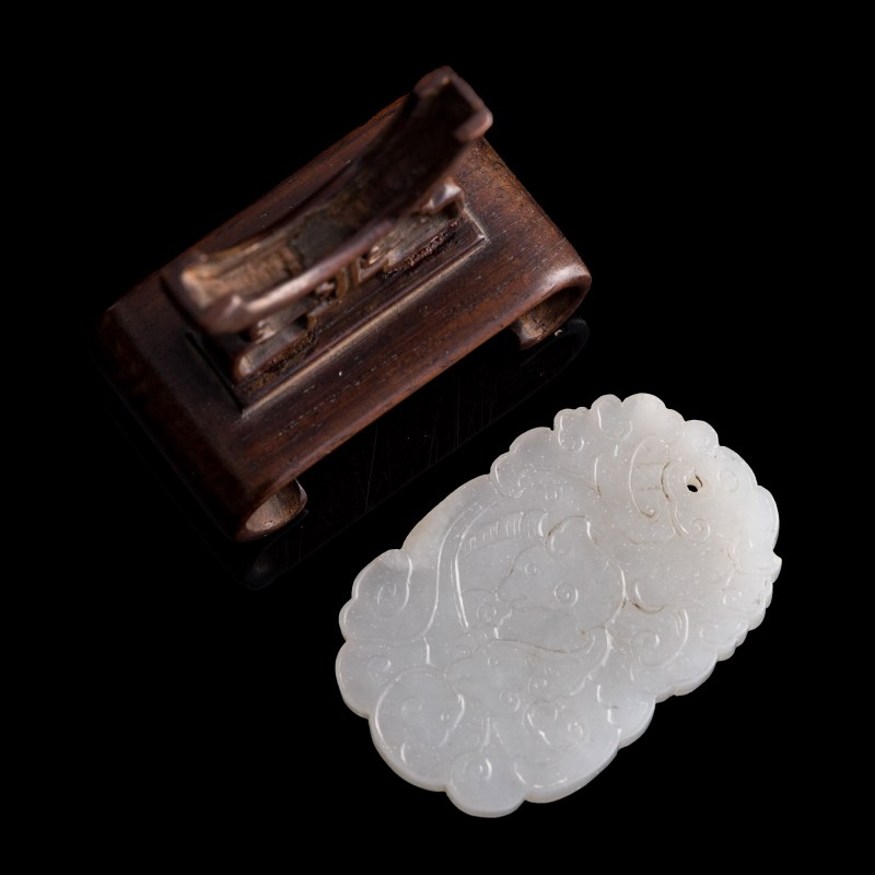十八世紀 白玉夔龍牌（附硬木座） | A Chinese white jade 'kui dragon' plaque, 18th century - 图6