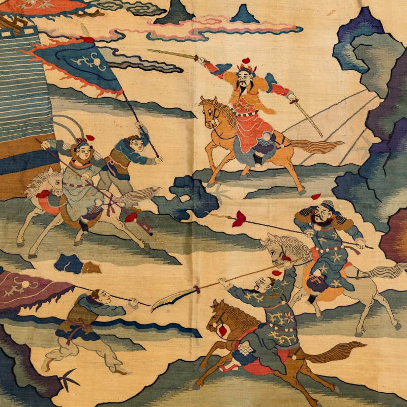 十九世紀 緙絲刀馬人物綉片及刺綉龍旗 | A Chinese kesi warrior panel and an embroidered dragon banner, 19th century - 图4