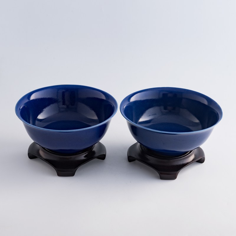 清光緒 祭藍釉碗一對（附硬木座及錦盒） | A pair of Chinese sacrificial-blue-glazed bowls, Guangxu period, Qing dynasty - 图7
