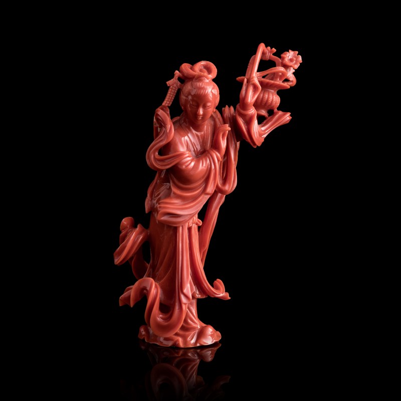 二十世紀早 珊瑚雕仕女像 | A Chinese carved coral figure of a court lady, early 20th century - 图5