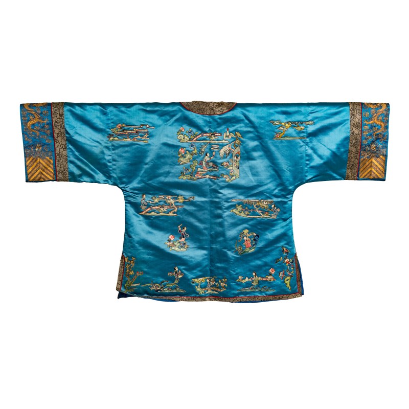 十九世紀晚 湖藍緞地粵綉庭院人物女褂 | A Chinese pale blue satin Canton-embroidered figural woman's jacket, late 19th century - 图2