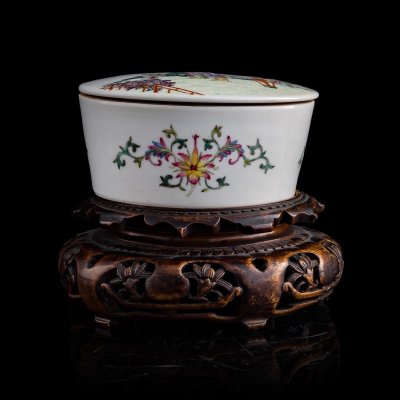民國 麟趾呈祥粉彩嬰戲蓋盒（附木座） | A Chinese famille rose covered 'boys' box, Republic period - 图4