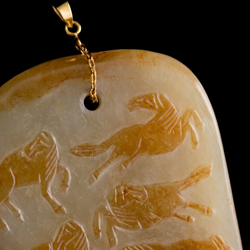 十八世紀 玉留皮巧雕八駿圖牌 | A Chinese russet-skin jade 'Eight Horses' plaque, 18th century - 图5
