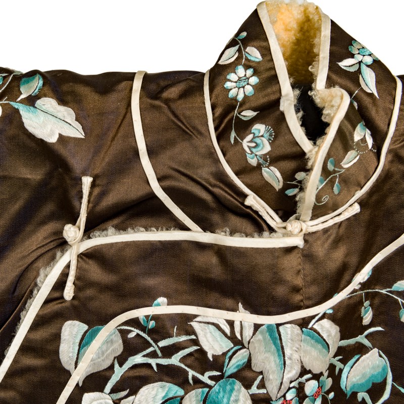 十九世紀晚 咖緞刺綉花卉女襖 | A Chinese brown satin embroidered floral woman's jacket, late 19th century - 图5