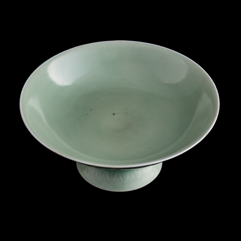 清雍正 豆青釉印花高足碗 | A Chinese celadon-glazed 'flower' stem bowl, Yongzheng period, Qing dynasty - 图5