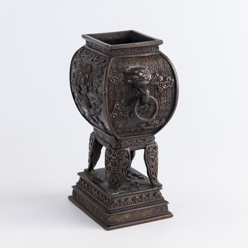 十八世紀 銅人物四足熏爐 | A Chinese bronze four-legged figural censer, 18th century - 图2