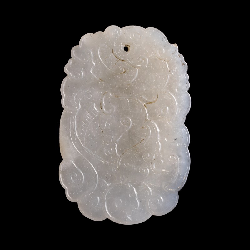 十八世紀 白玉夔龍牌（附硬木座） | A Chinese white jade 'kui dragon' plaque, 18th century - 图7