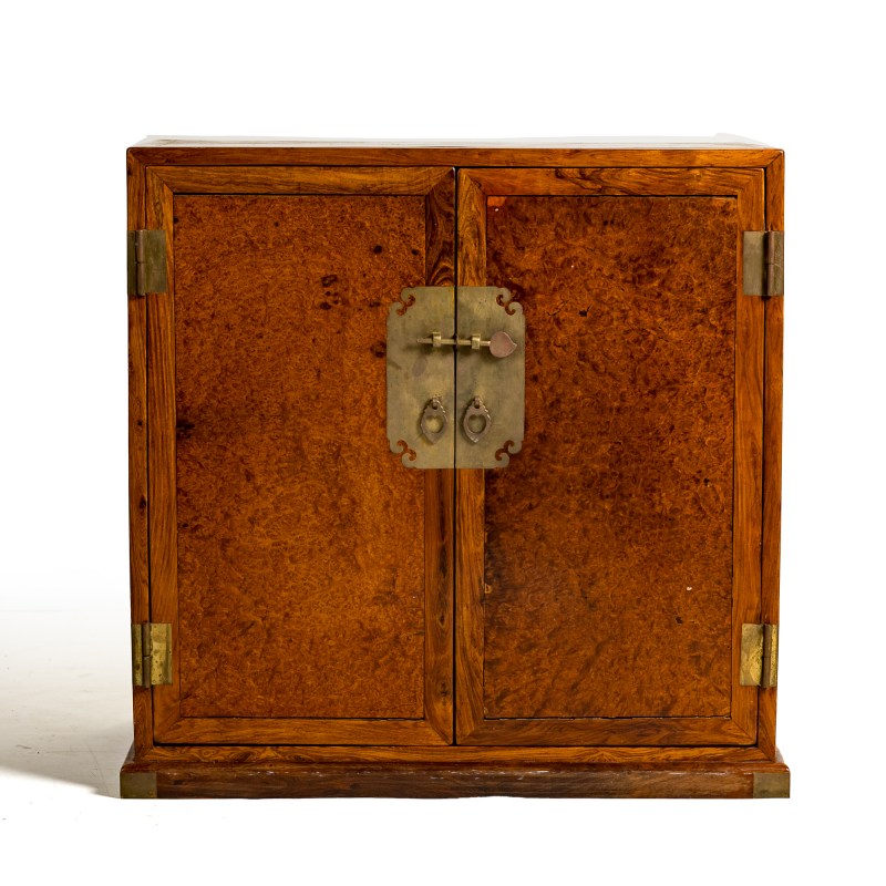 黃花梨癭木面雙門櫃 | A Chinese huanghuali two-door cabinet with burlwood panels - 图4