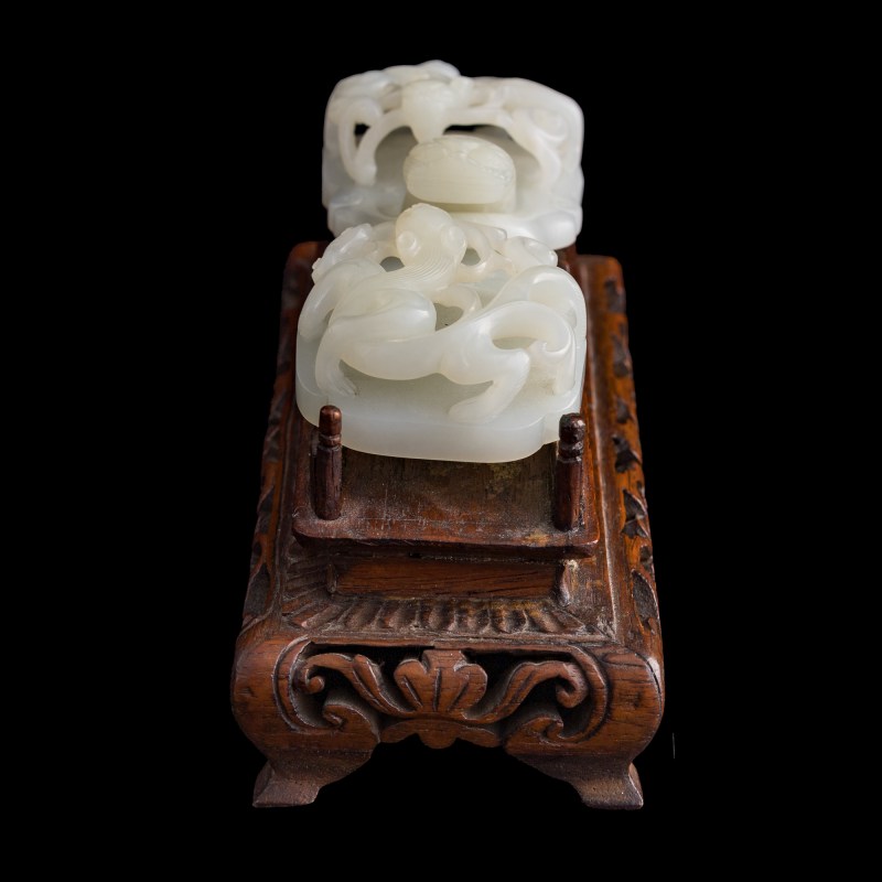 十八世紀 白玉螭龍紋帶扣（附硬木座） | A Chinese white jade 'chilong' belt buckle, 18th century - 图4