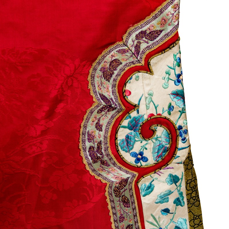 十九世紀 紅綢鑲刺綉花蝶紋女袍 | A Chinese red silk woman's robe embroidered with flowers and butterflies, 19th century - 图4