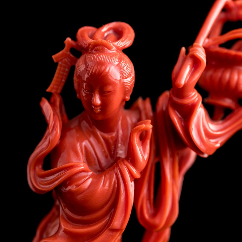 二十世紀早 珊瑚雕仕女像 | A Chinese carved coral figure of a court lady, early 20th century - 图6