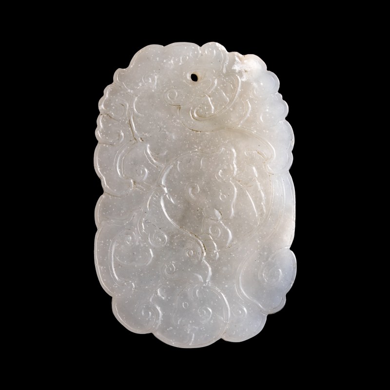 十八世紀 白玉夔龍牌（附硬木座） | A Chinese white jade 'kui dragon' plaque, 18th century - 图8