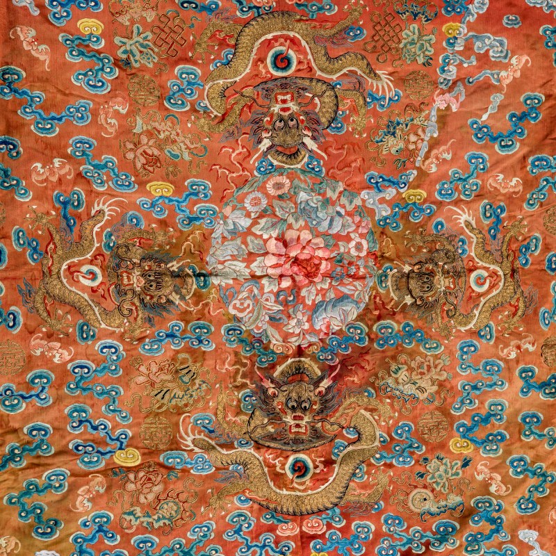 十九世紀早 刺綉盤金龍紋綉片 | A Chinese couched-gold embroidered dragon panel, early 19th century - 图2