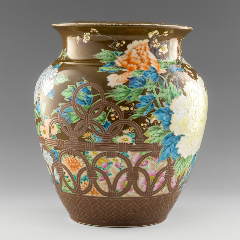 十九世紀 褐地粉彩花卉魚簍尊 | A Chinese brown-ground famille rose enameled vase, 19th century - 图4