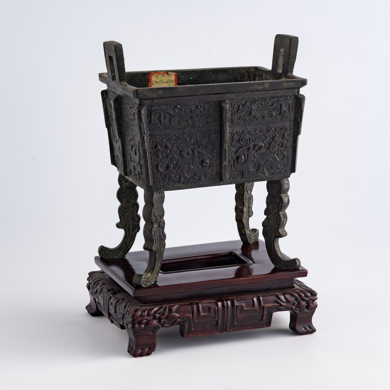 明代 銅方鼎（附硬木座） | A Chinese bronze square ding, Ming dynasty