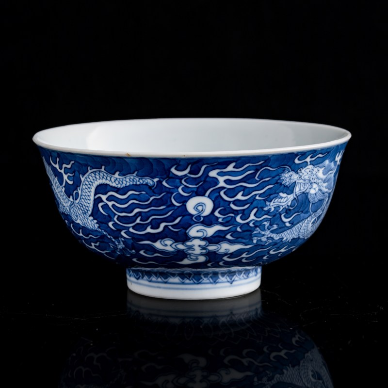 清光緒 青花地留白龍紋碗（附錦盒） | A Chinese blue-ground and white-reserved 'dragon' bowl, Guangxu period, Qing dynasty - 图2
