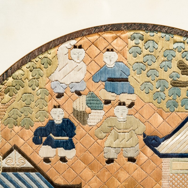 十九世紀 打籽綉百子圖圓形綉片 | A Chinese seed-stitched 'Hundred Boys' roundel, 19th century - 图4
